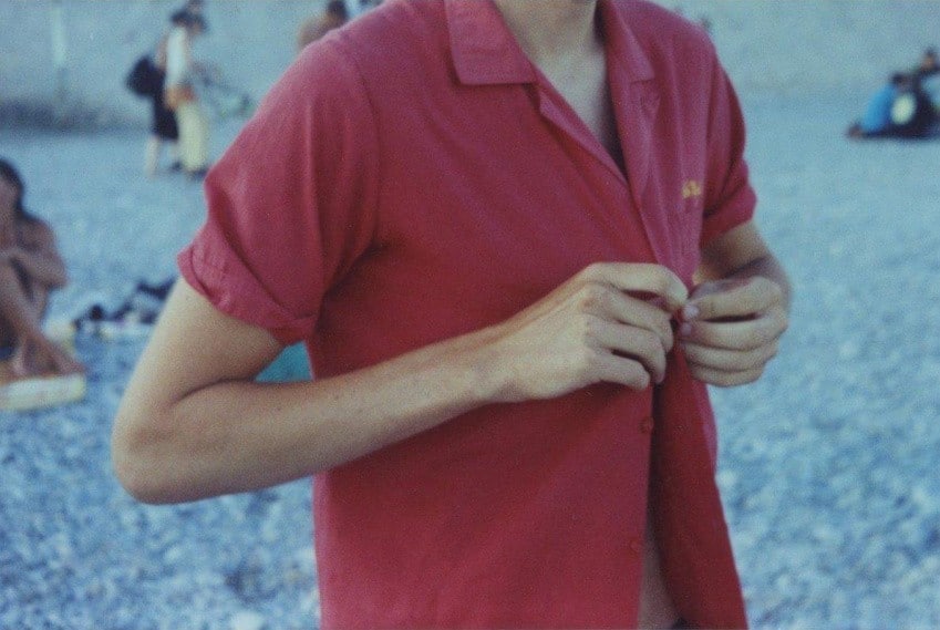 Un jeune homme s'habille sur une plage à Nice et autres images : Samuel Laurence Cunnane